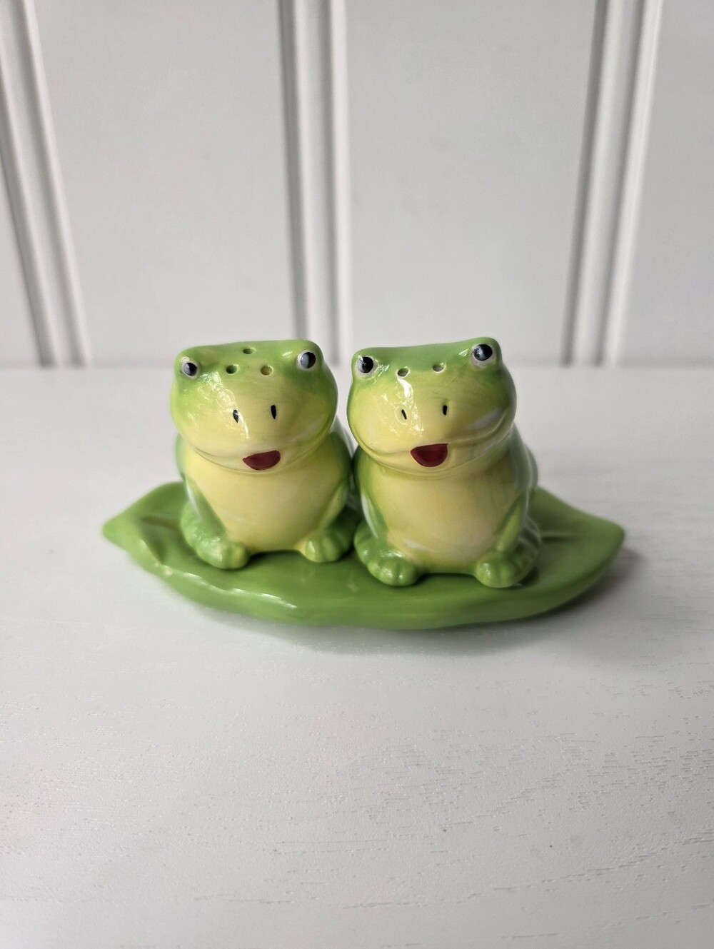 Ganz Ceramic Salt & Pepper Shakers Green Frogs Lily Pad Country Cabin